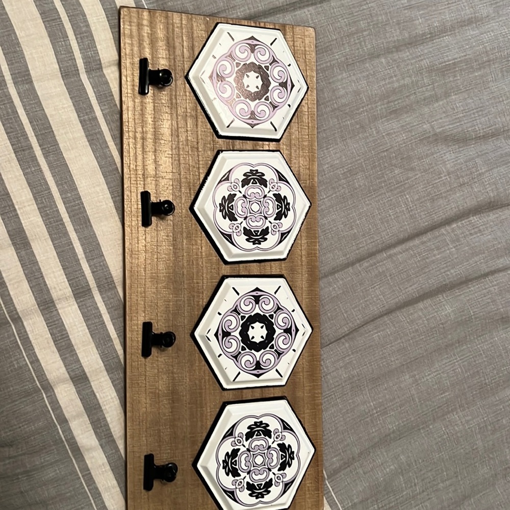 Wall hanger with clips